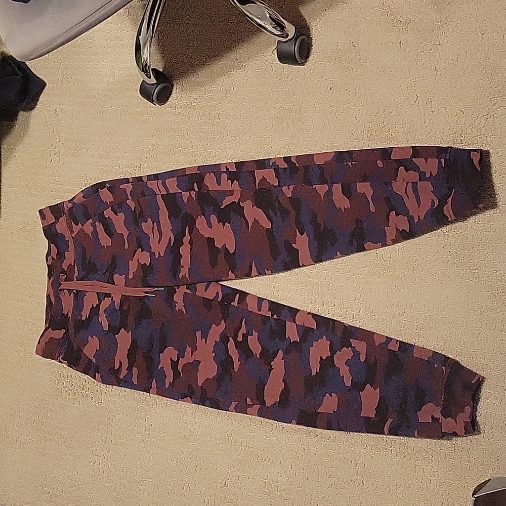 Lululemon womans joggers size 4